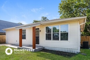 102 E Barton St in Crandall, TX - Building Photo