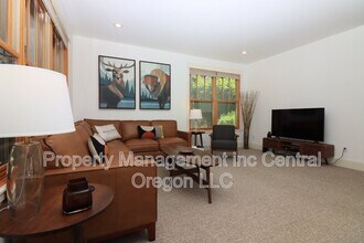 577 W Jefferson Ave in Sisters, OR - Building Photo - Building Photo