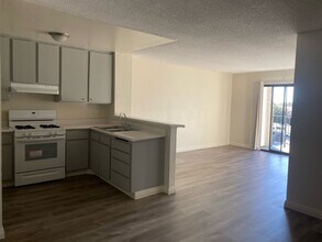 Laurel Canyon West in North Hollywood, CA - Foto de edificio - Interior Photo