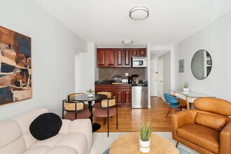 238 W 73rd St in New York, NY - Building Photo - Building Photo