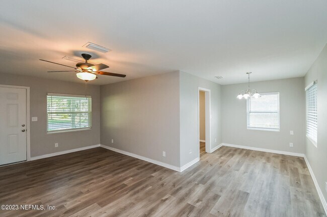 5742 Norde Dr W in Jacksonville, FL - Building Photo - Building Photo