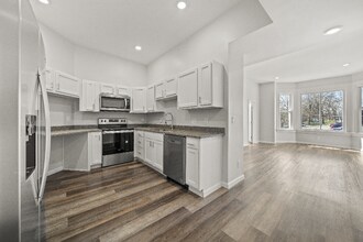 890 Clinton Springs Ave in Cincinnati, OH - Building Photo - Building Photo