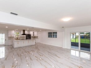 611 SW 64th Way in Pembroke Pines, FL - Building Photo - Building Photo