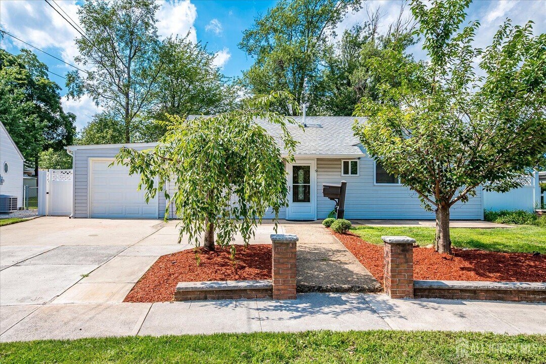 9 Regent Ct in Edison, NJ - Building Photo