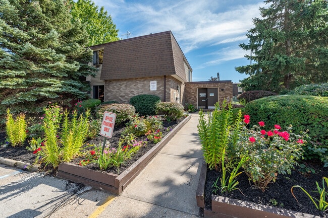 Pinebrook Tower Apartments in Lorain, OH - Foto de edificio - Building Photo