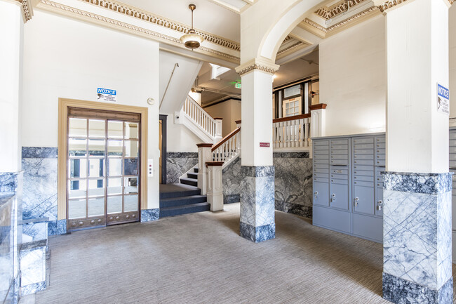 1425 Harrison Street Apartments in Oakland, CA - Building Photo - Interior Photo