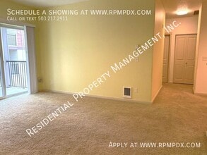 11830 NW Holly Springs Ln in Portland, OR - Foto de edificio - Building Photo