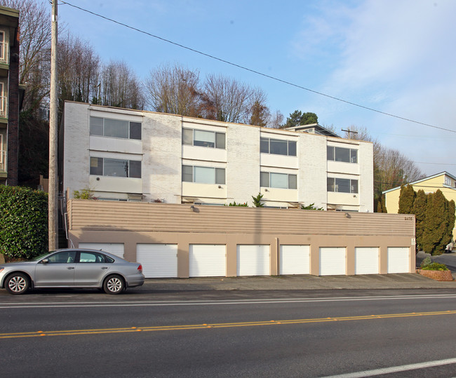 Halladay Court Apartments in Seattle, WA - Foto de edificio - Building Photo