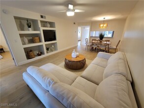 3012 Sandpiper Bay Cir in Naples, FL - Foto de edificio - Building Photo