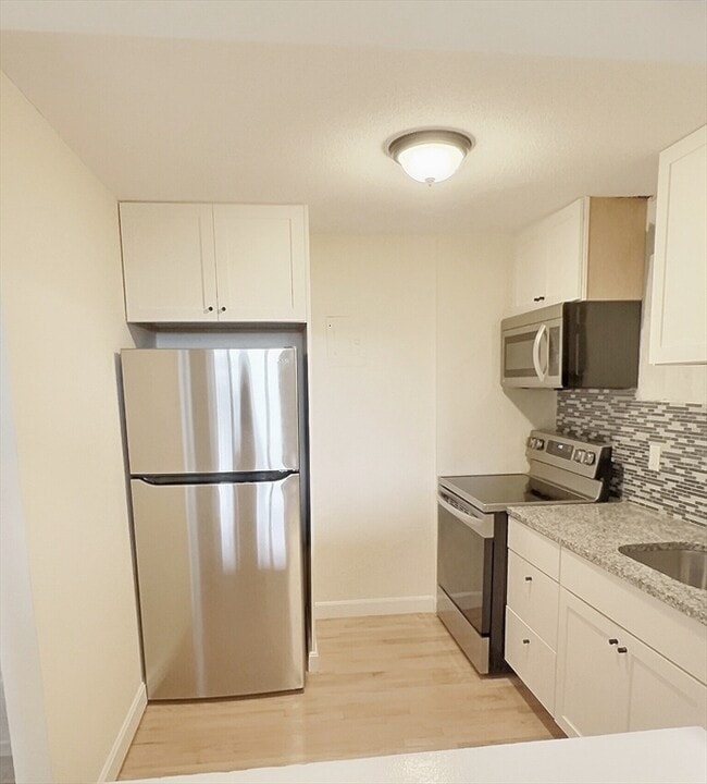 1039 Commonwealth Ave, Unit 18 in Boston, MA - Building Photo - Building Photo