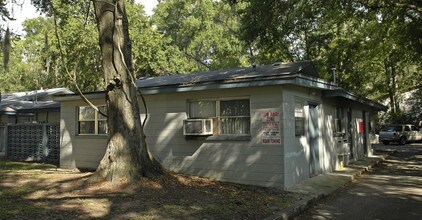 1624 NW 17th St in Gainesville, FL - Foto de edificio - Building Photo