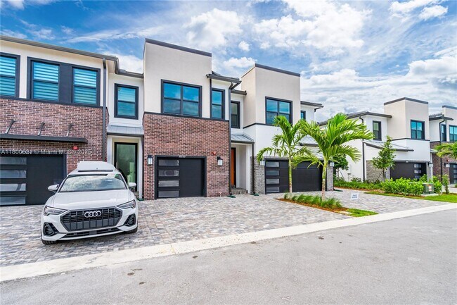 8353 NW 7th Pl in Plantation, FL - Building Photo - Building Photo