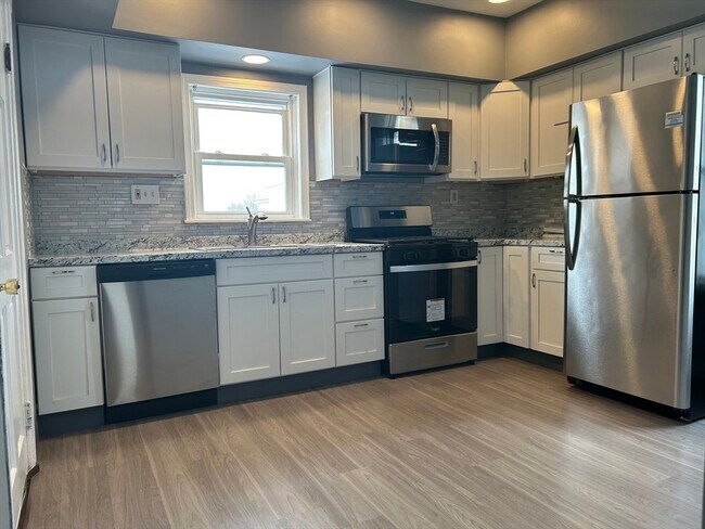 40 Larch St in Pawtucket, RI - Building Photo - Building Photo