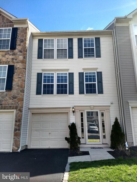 213 Windsor Ct in Quakertown, PA - Building Photo