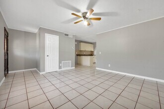 8101 Alveron Ave in Orlando, FL - Foto de edificio - Building Photo