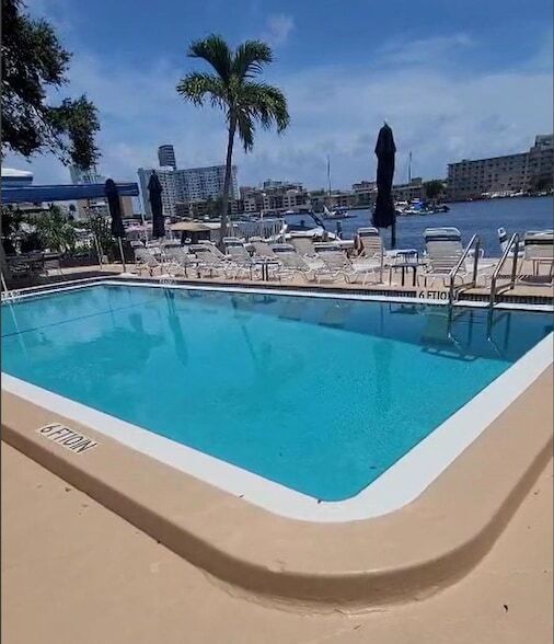 2000 Diana Dr, Unit 207 in Hallandale Beach, FL - Building Photo - Building Photo