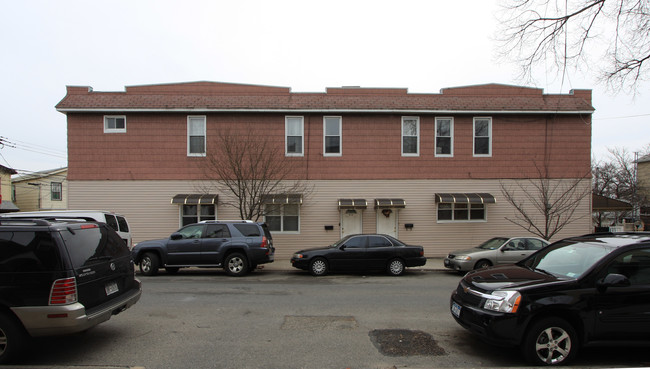 5502 68th St in Maspeth, NY - Building Photo - Building Photo