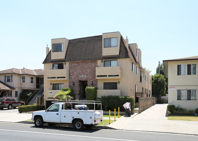 11936 Venice Blvd in Los Angeles, CA - Building Photo - Building Photo