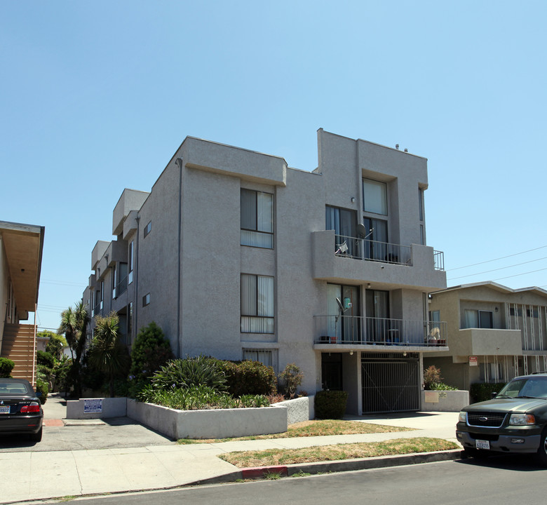 1558 Brockton Ave in Los Angeles, CA - Building Photo