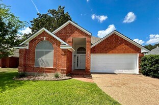 1303 Bayou Woods Dr in College Station, TX - Building Photo