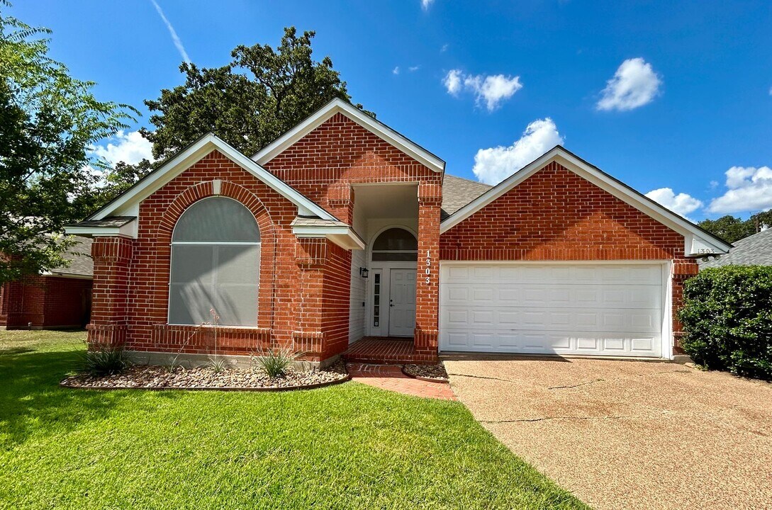 1303 Bayou Woods Dr in College Station, TX - Building Photo