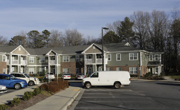 Oakhaven Apartments in Hendersonville, NC - Foto de edificio - Building Photo