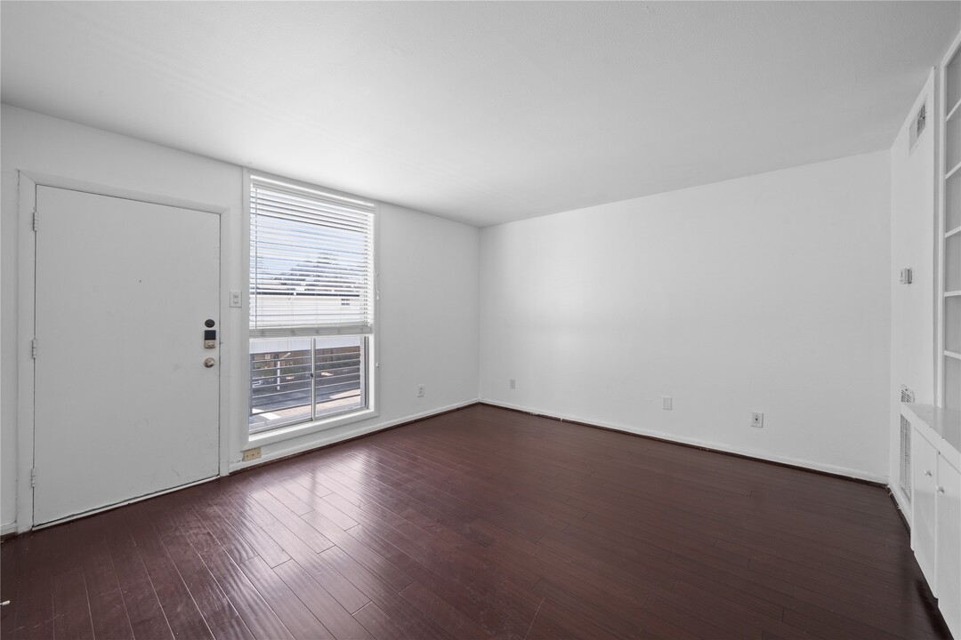 5123 Del Monte Dr in Houston, TX - Building Photo