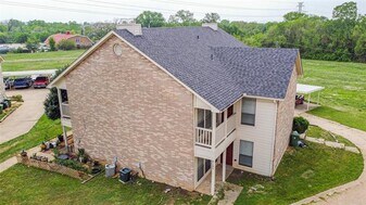 806 Treadwell Ct in Hurst, TX - Building Photo