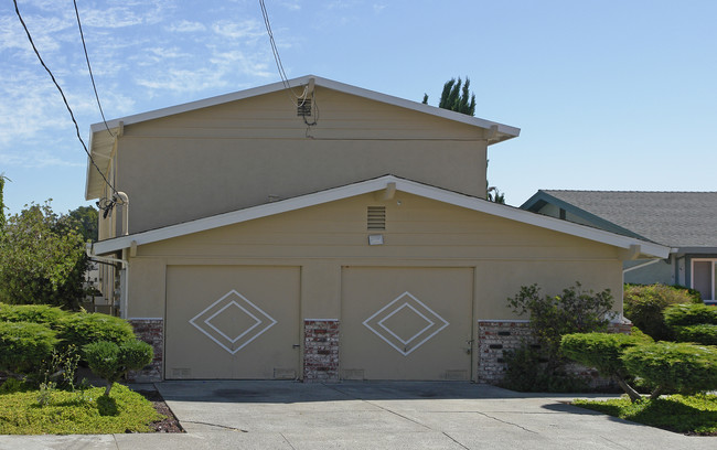 373 Rodeo Ave in Rodeo, CA - Foto de edificio - Building Photo