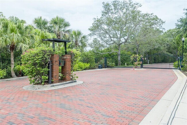 2876 Bayshore Trails Dr in Tampa, FL - Building Photo - Building Photo