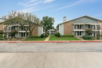 Autumn Breeze Apartments in Lewisville, TX - Building Photo - Building Photo