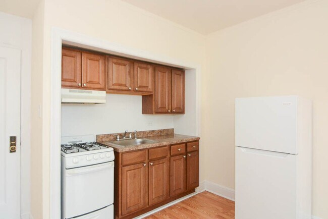 3335 W Diversey Ave in Chicago, IL - Foto de edificio - Building Photo