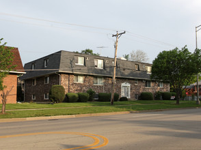 Twin Oaks West Apartments in Joliet, IL - Foto de edificio - Building Photo