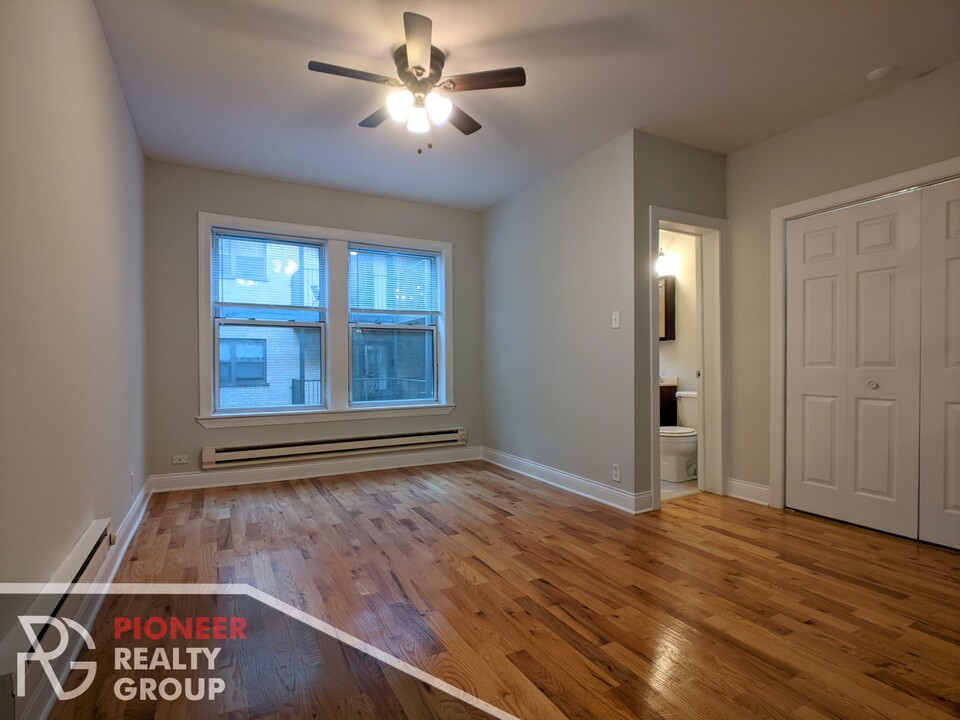 515 W Melrose St, Unit 308 in Chicago, IL - Building Photo