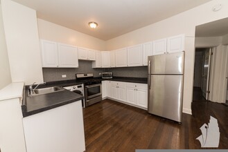 837 W Cornelia Ave in Chicago, IL - Building Photo - Building Photo