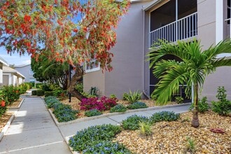 8951 Veranda Way, Unit #615 in Sarasota, FL - Foto de edificio - Building Photo