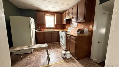 19 Bloomingburg Rd in Middletown, NY - Building Photo - Building Photo