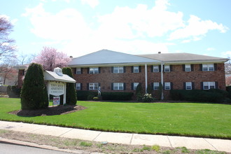 Town House Apartments in Springfield, NJ - Building Photo - Building Photo