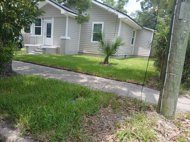 property at 325 W 17th St