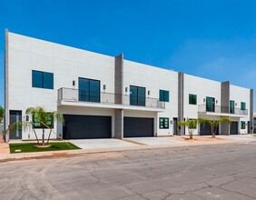 Clarendon IV Townhomes in Phoenix, AZ - Building Photo - Building Photo