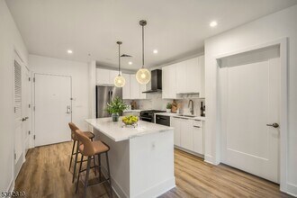 52 Taylor Pl in South Orange, NJ - Building Photo - Building Photo