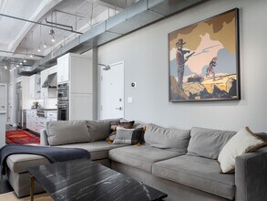 335 W 5th St, Unit 406 in Cincinnati, OH - Foto de edificio - Building Photo