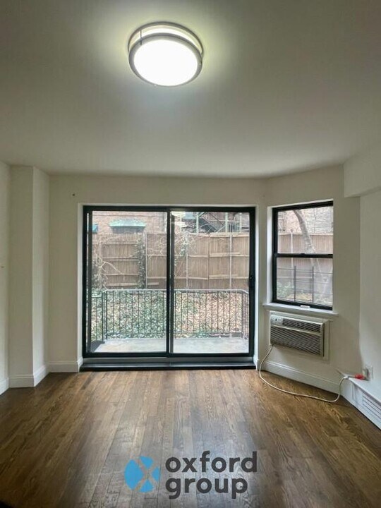 219e E 69th St in New York, NY - Building Photo