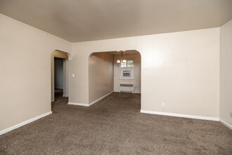 Franklin Court Apartments in Des Moines, IA - Building Photo - Interior Photo