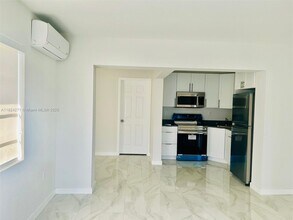 228 SE 9th Ct in Hallandale Beach, FL - Building Photo - Building Photo