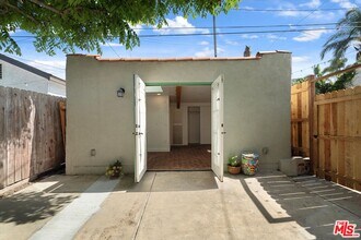 3156 W 74th St in Los Angeles, CA - Building Photo - Building Photo