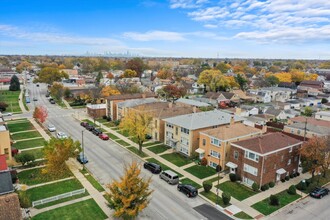 7659 W Addison St in Chicago, IL - Foto de edificio - Building Photo