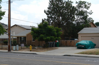 957 E Washington Ave in El Cajon, CA - Building Photo - Building Photo