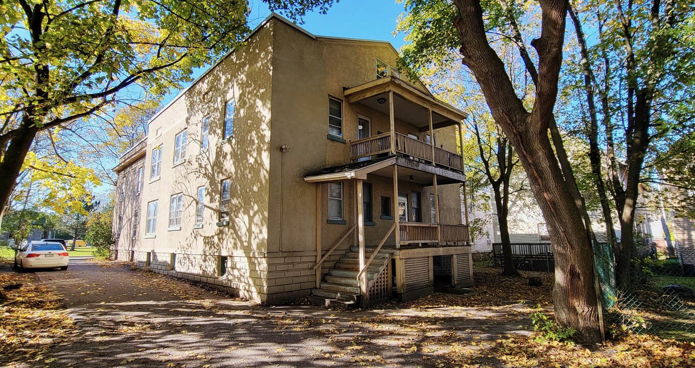 31 Pleasant St in Utica, NY - Building Photo