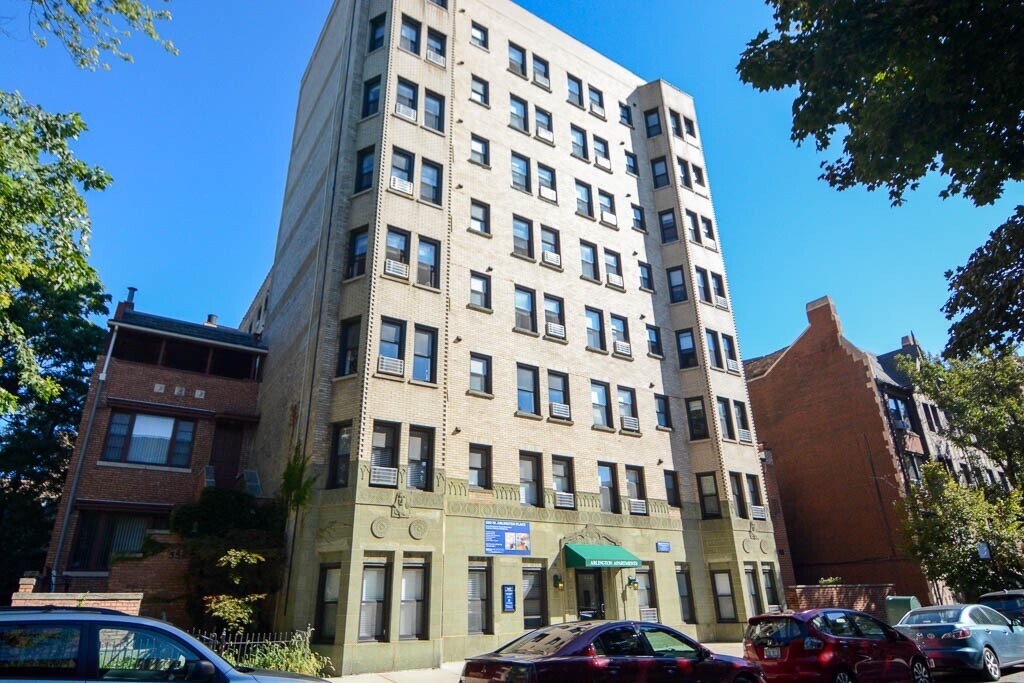 555 W Arlington in Chicago, IL - Foto de edificio